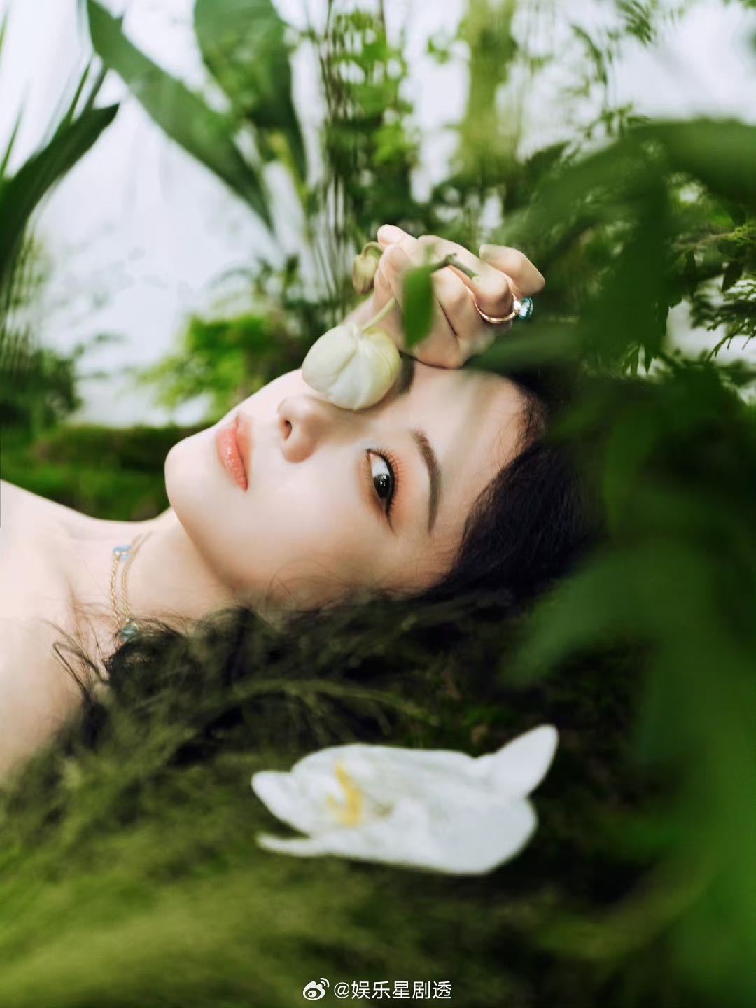 谭松韵[超话]谭松韵蓝水晶公主裙谭松韵鹅剧派对妆造蓝水晶公主裙在灯光下bling