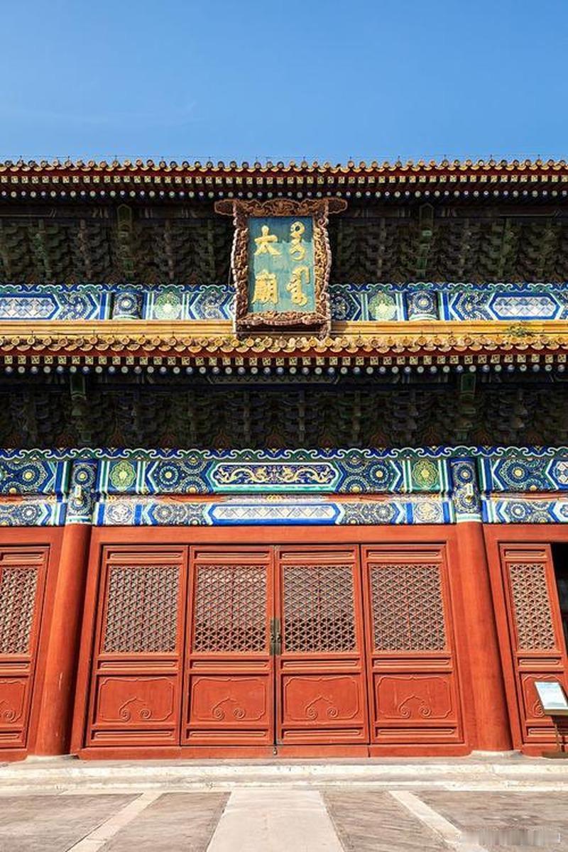 一间更衣室的油漆味没干,雍正当场翻脸,罚八阿哥允禩在太庙前跪了一天一夜。

这事