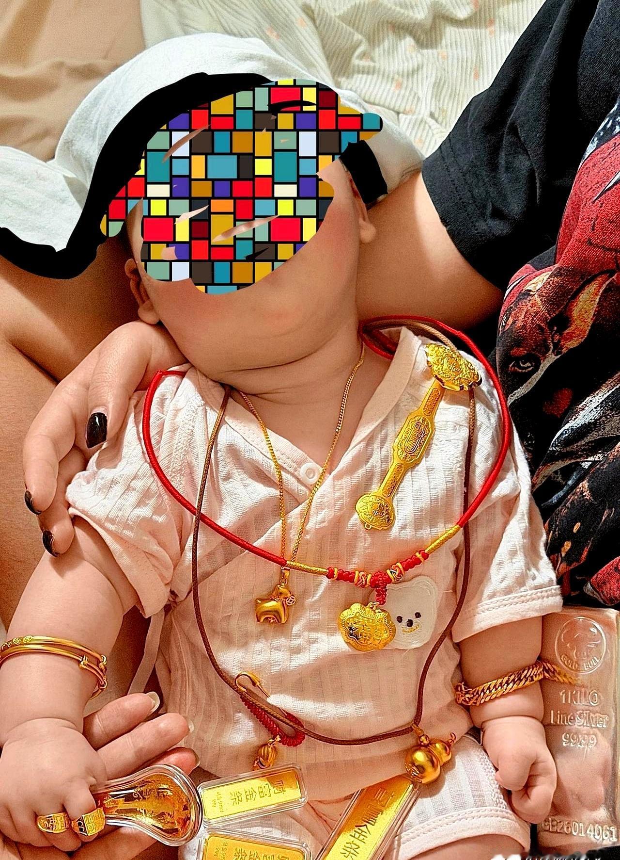 朋友圈刷到一条晒娃，满月就金镯金锁，婴儿车像小跑车。
屏幕前猛赞，茶水间里冷笑，