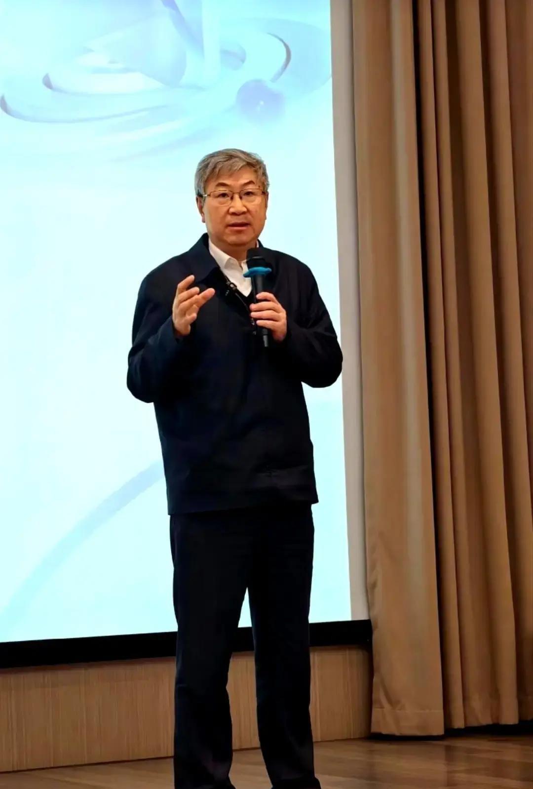 皮卡市场突然不像以前那么“老实”了。以前大家比的就是谁能拉，谁扛造，现在桌子底下