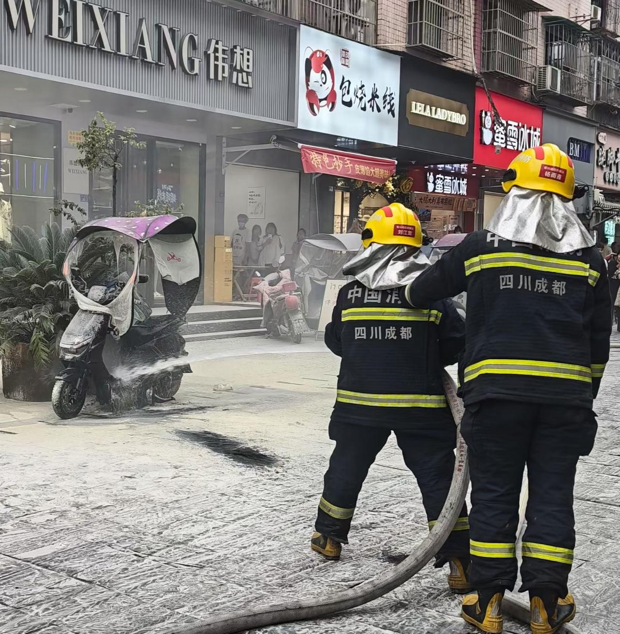 崇州小东街电动车突发自燃，消防员火速处置！安全警钟再敲响｜今天，崇州市小东街街头