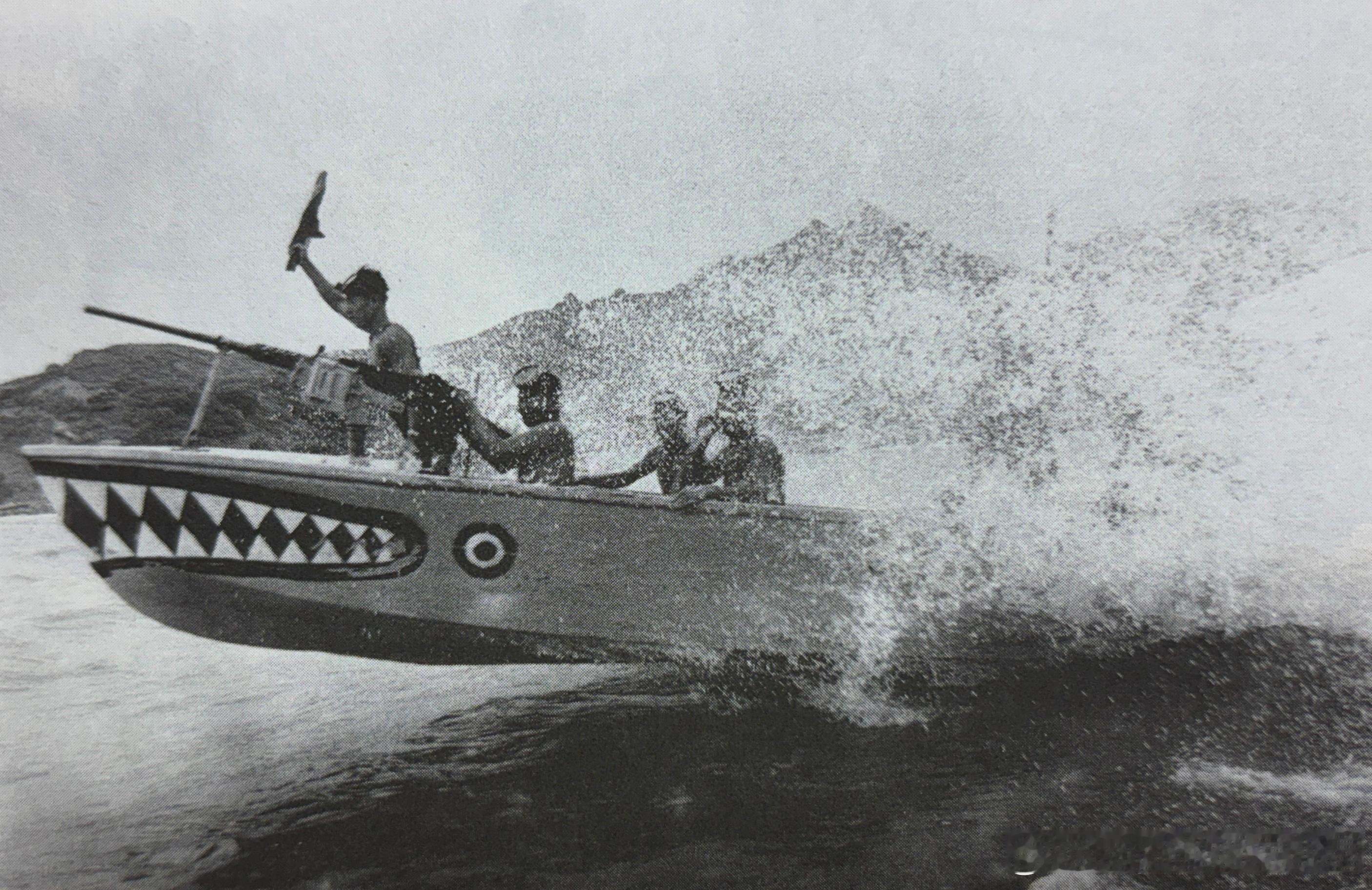60年代台湾突击队员的近海机枪炮艇，艇头画上鲨鱼的图样，以展现其“勇猛作战”的精