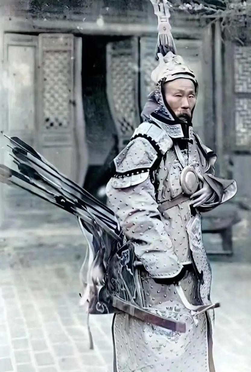 1903年，广西提督苏元春被押送京城将要斩首，他多年的同僚好友纷纷袖手旁观，唯有