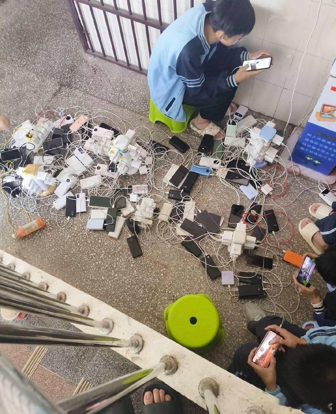 高中一下课教室插座就这样： ​​​