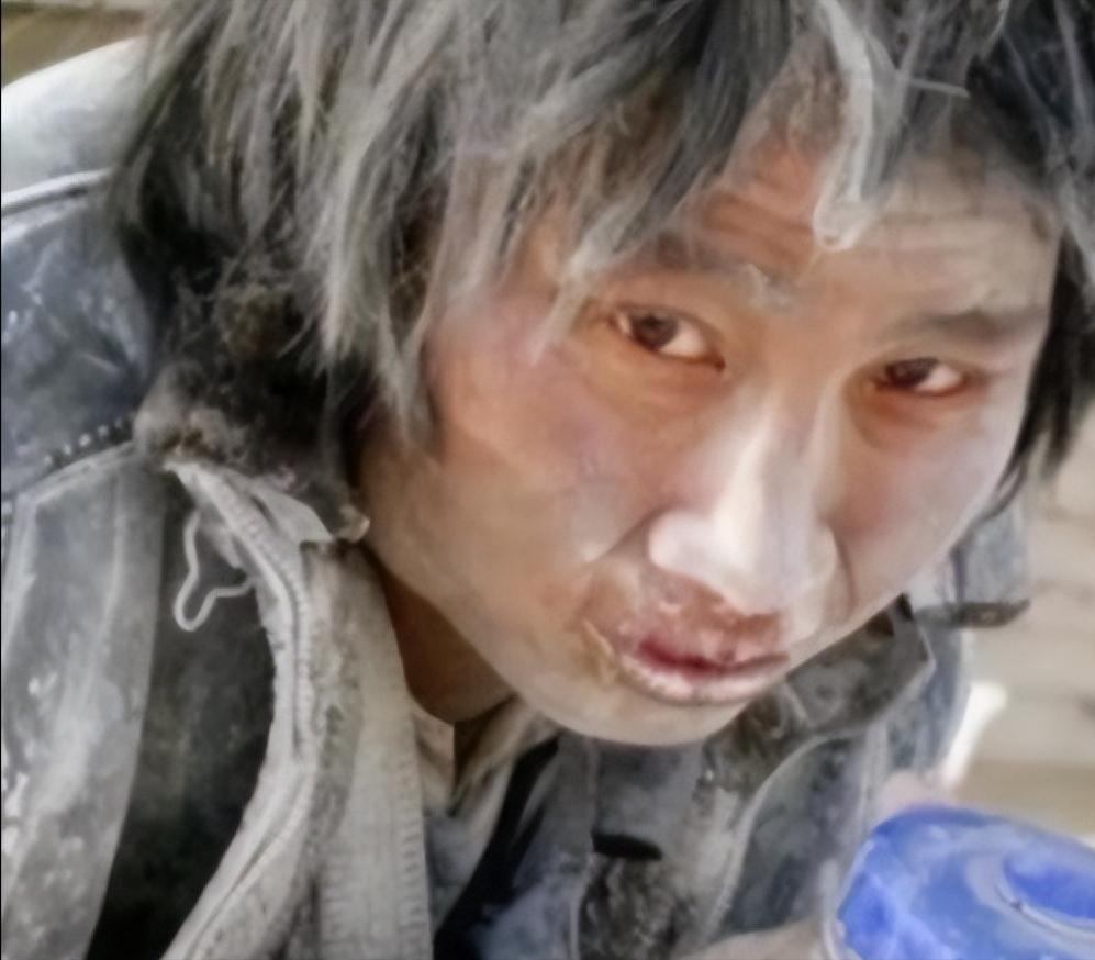 [微风]2007年，大学生崔松旺伪装成流浪汉，浑身散发恶臭，牙齿布满污垢，每天在