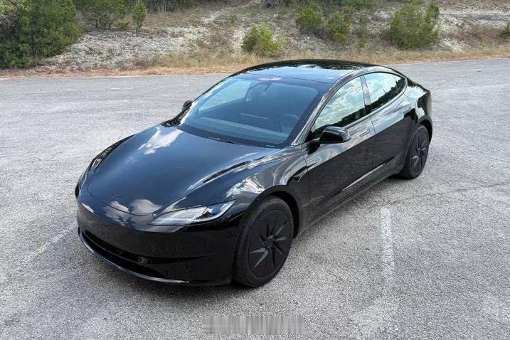 特斯拉 Model 3 标准版，成为特斯拉目前最便宜的车型，起售价为 36990