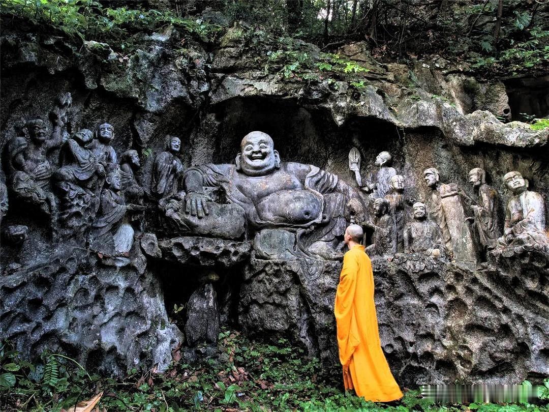 灵隐寺弥勒佛｜一笑渡千年，大肚藏乾坤
 
踏入灵隐，第一眼便被这尊弥勒佛撞入心底