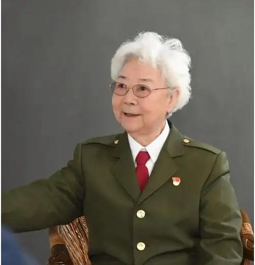 拿着每月三万块离休金的87岁老艺术家，本该在家含饴弄孙，结果却被人发现偷偷跑到影