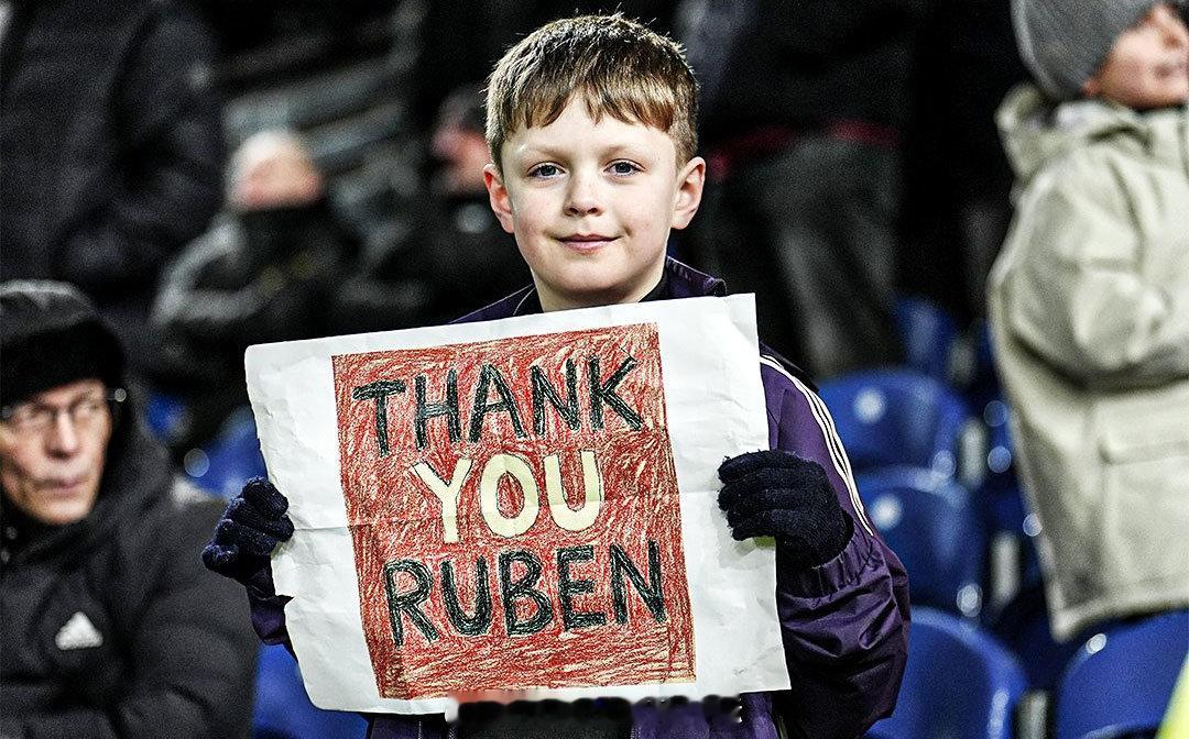 【曼联球迷感谢阿莫林】伯恩利2比2曼联，塔夫摩尔球场，有曼联小球迷举牌，向刚下课