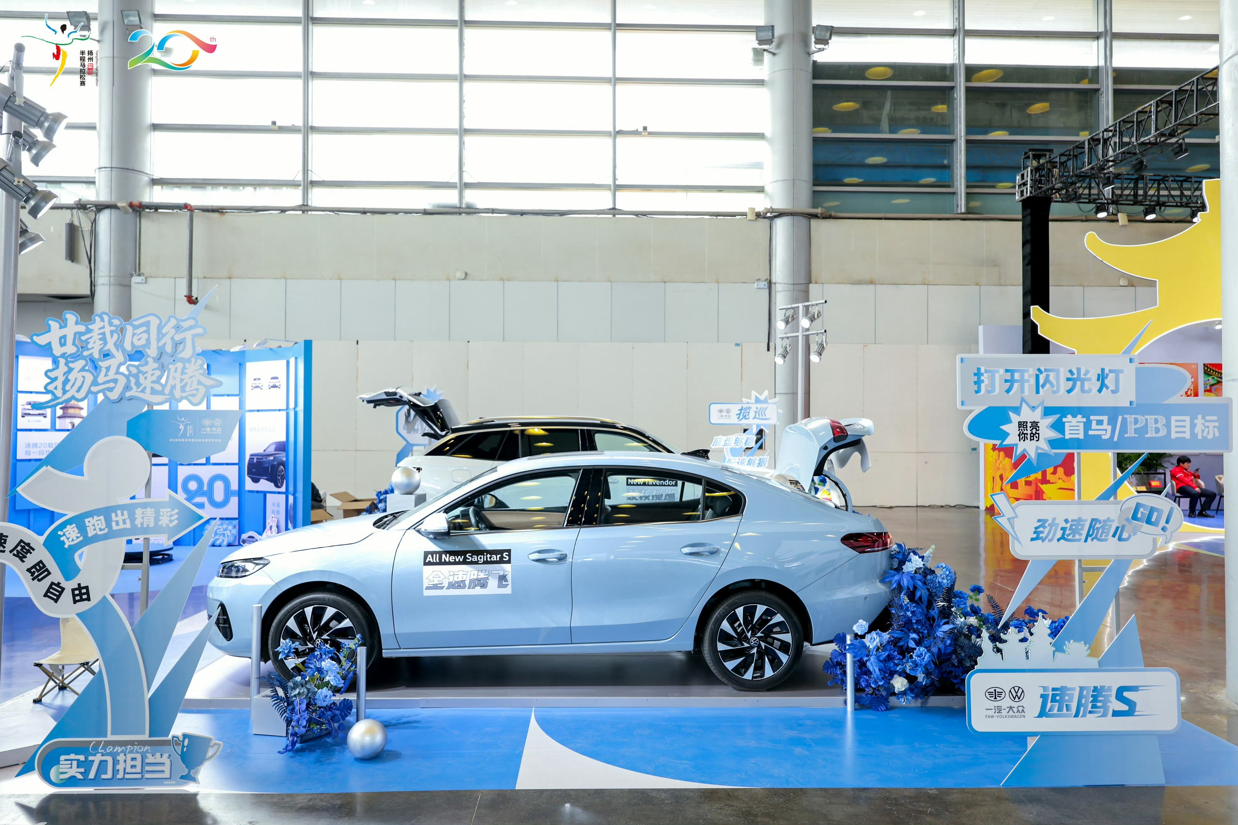 扬马赛道惊现戏精陪跑搭子扬州马拉松现场，速腾S这个"陪跑搭子"确实戏多，非遗仟脚