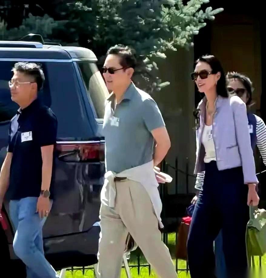 我真的得佩服邓文迪。
刷到她跟三星太子爷李在镕同框，前后脚走在美国太阳谷峰会上的