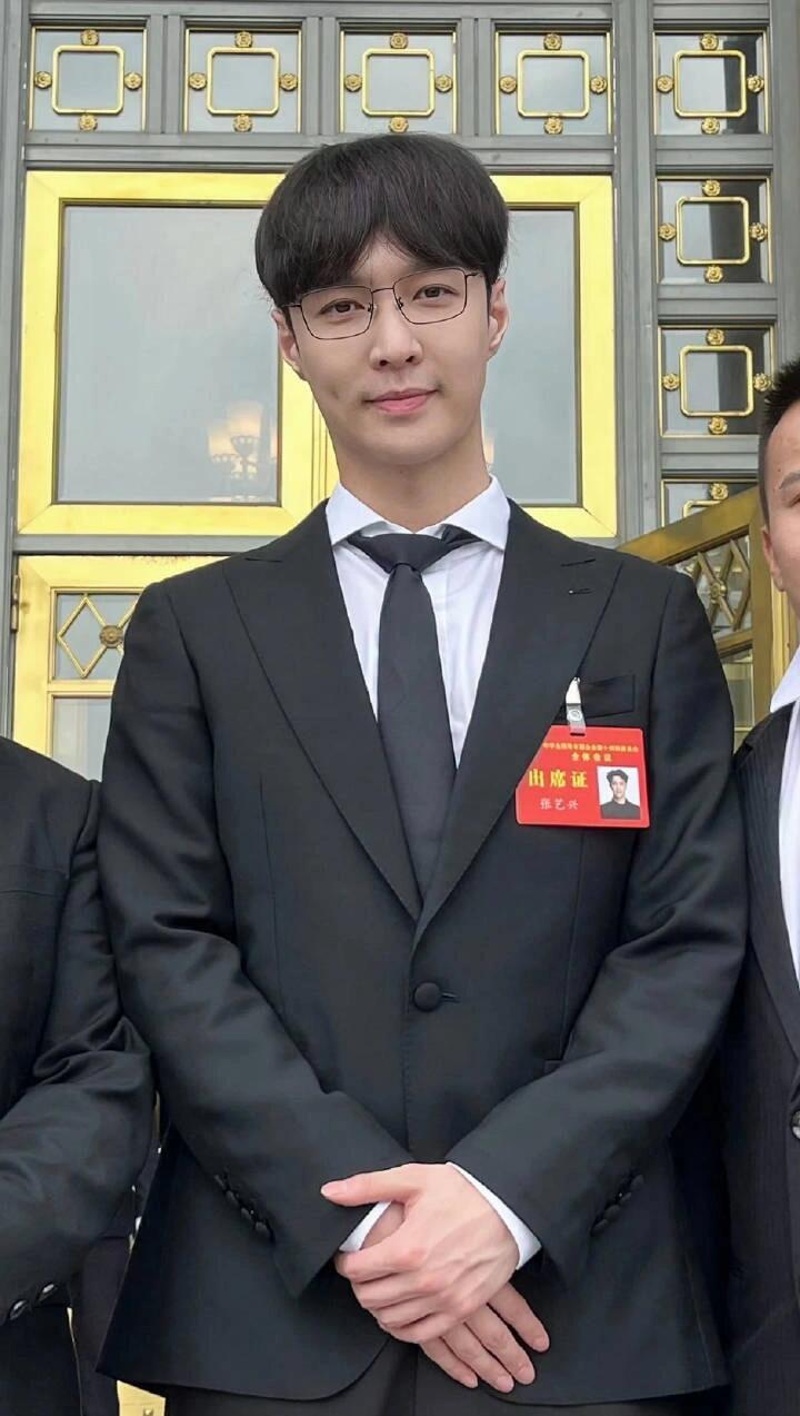 张艺兴处于术后康复阶段艺兴工作室发声明，说自己处于术后康复阶段，并没有被封杀后，