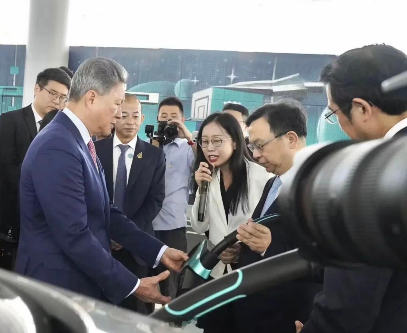 柬埔寨副首相到访比亚迪！王传福接待，近日，柬埔寨副首相、柬埔寨发展理事会第一副主