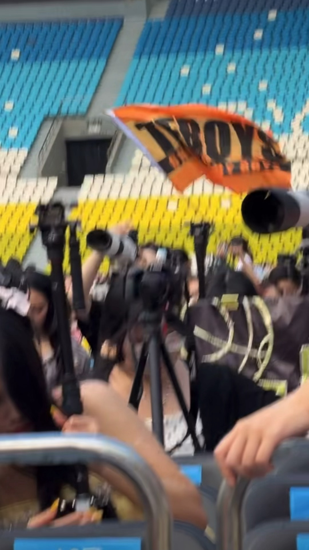 这个新音我不行了吧TFBOYS怎么会来TFBOYS怎么在这新音唯一不敢扯的灯牌出