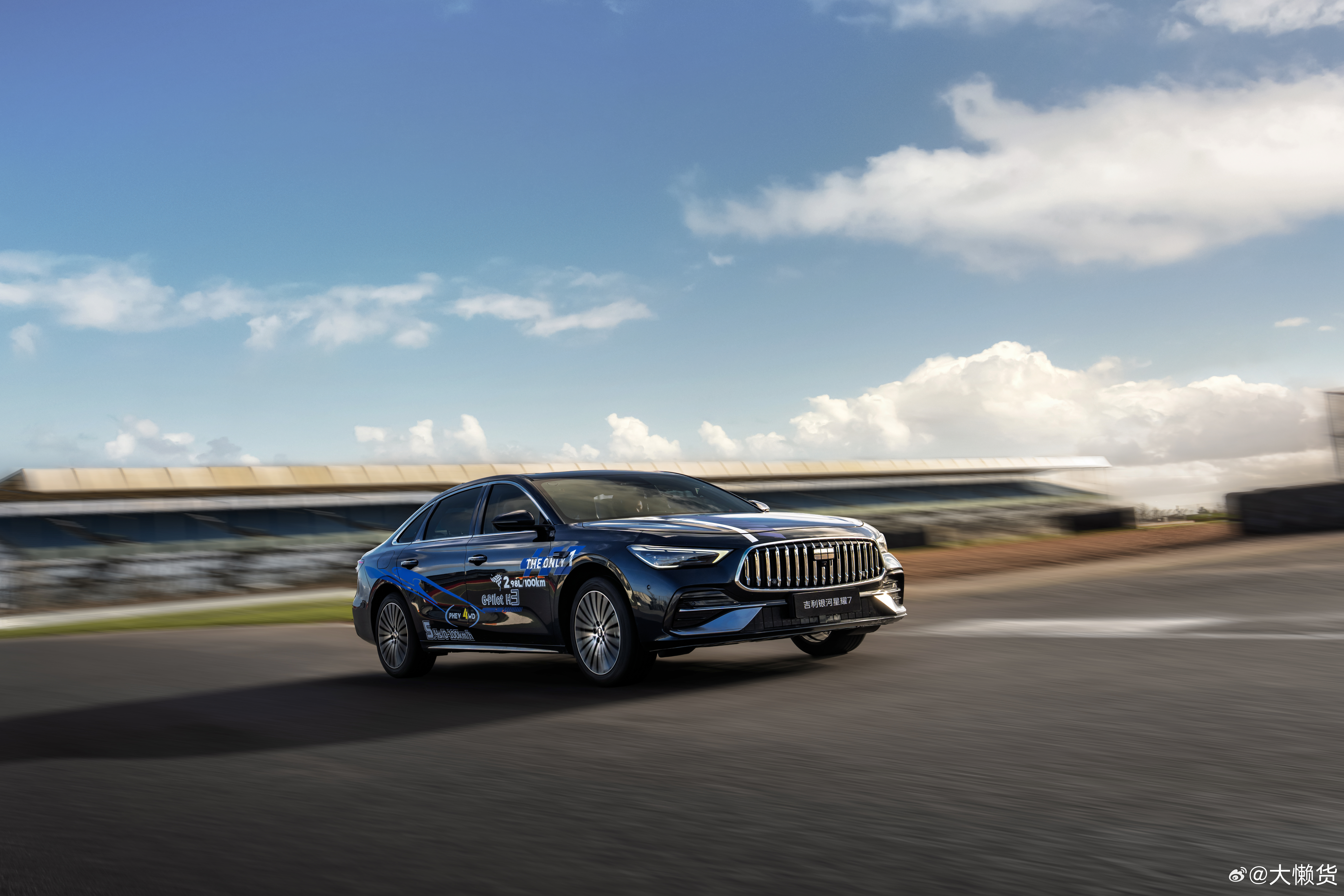 刚刚看到吉利银河星耀 7 银石赛道动态首测大片上线，吉利银河星耀 7 成为了全球