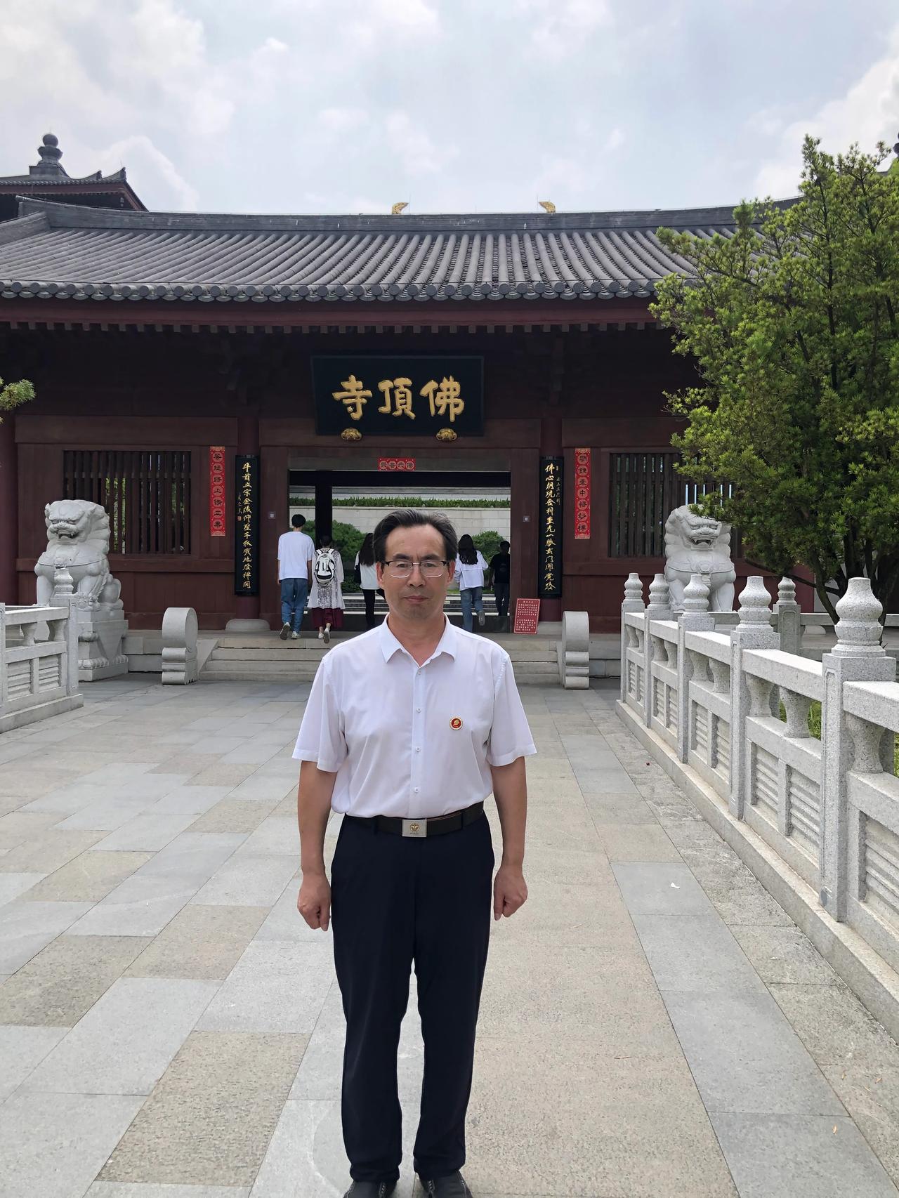 七言古风·游佛顶寺
文｜孙玉良
香客寻幽步逶迤
松影钟声近若离
为求佛佑空流汗