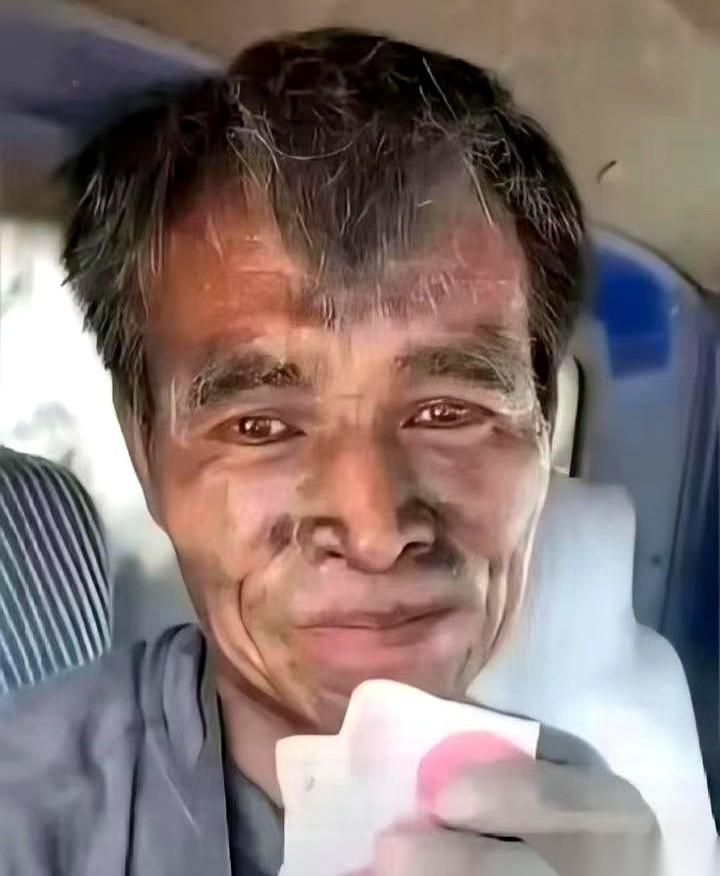 工地上扎了二十年钢筋的老刘，硬着头皮向老板借5万块钱。
微信发出去整整5天，石沉