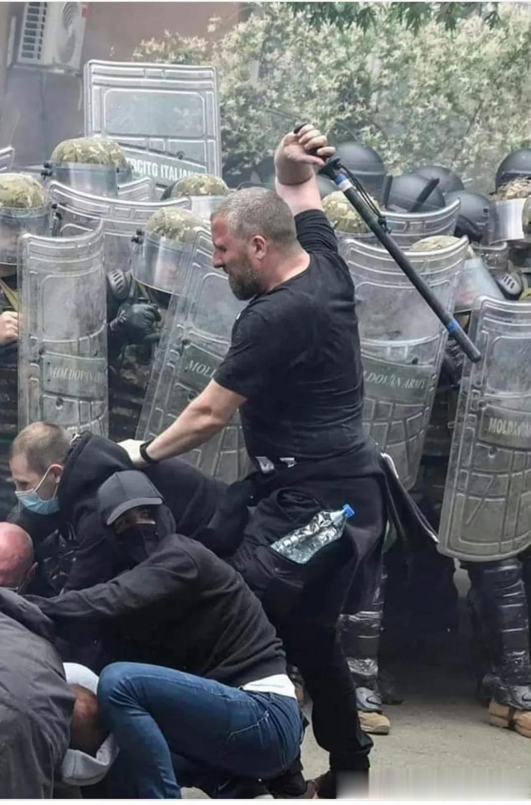 塞尔维亚总统与俄罗斯和中国大使举行紧急会议
塞尔维亚总统亚历山大·武契奇向塞尔维