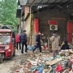 广西博白，一男子去收废品，收了一位8旬老爷爷90斤废纸壳，给了他90块钱，回家后