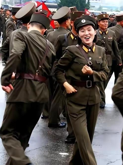 在世界军事版图上，朝鲜始终是一个令全球战略家百思不得其解的“异数”。这个人口总量