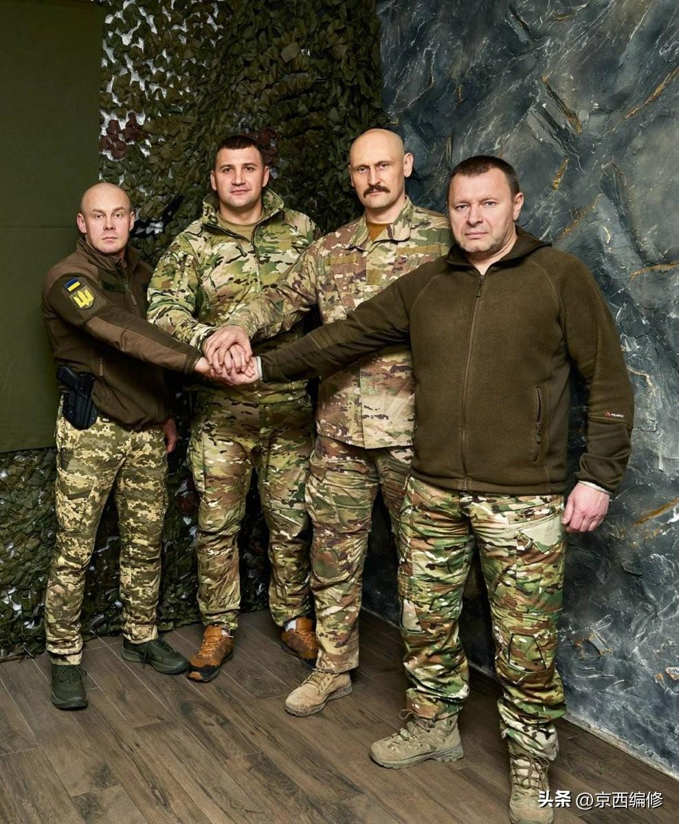 乌军四大独立突击团指挥官聚会
11月26日，乌克兰第1、225、425、475独