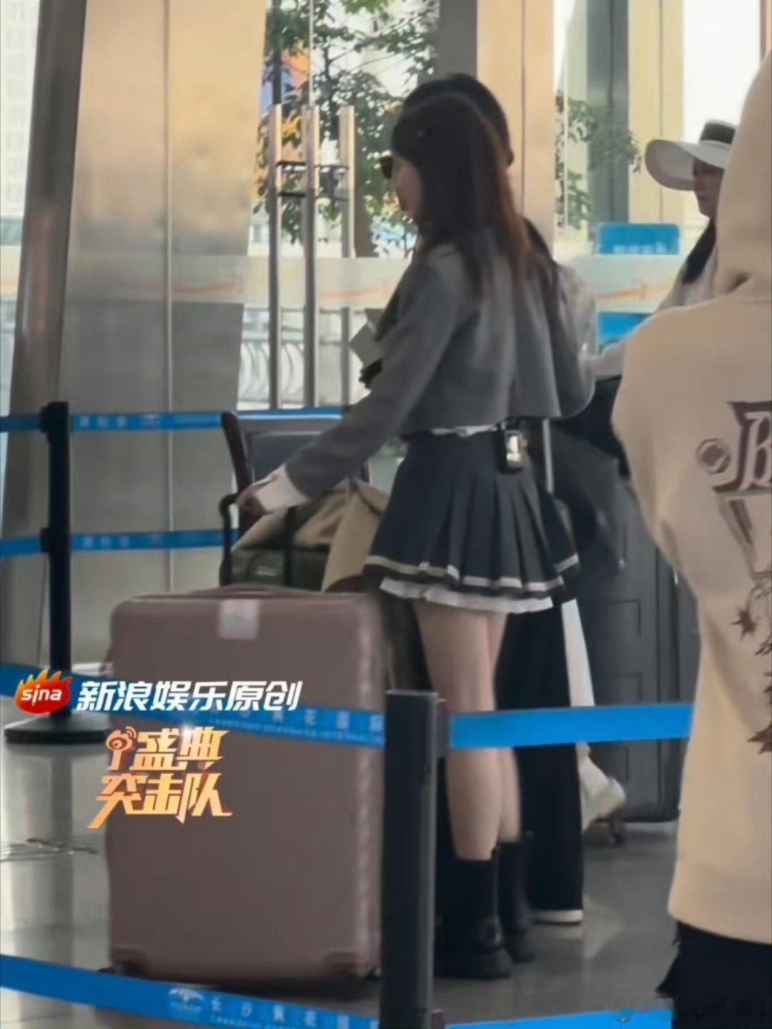 祝绪丹女团风穿搭  浪姐6一公出发路透  没想到祝绪丹也来参加浪姐了，不敢想象会