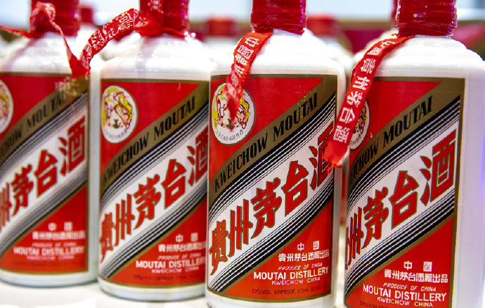 【#百亿级基金减仓贵州茅台#】今年一季度末，贵州茅台、老白干酒、迎驾贡酒股东户数