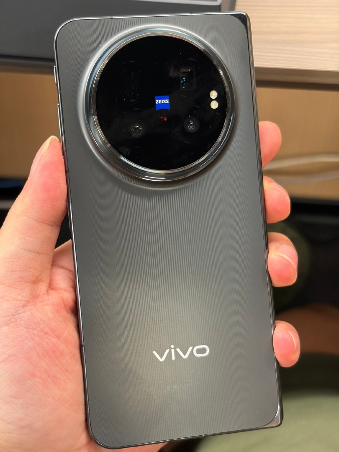 买数码产品认配置还是认品牌 肯定是品牌啊，那还用看吗？谁不会堆料应配置？后期软件