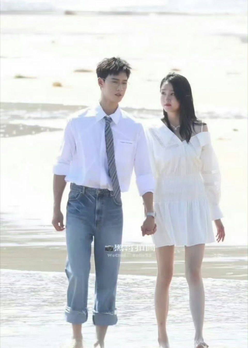 关晓彤、李昀锐《耀眼》海边牵手路透 ​​​