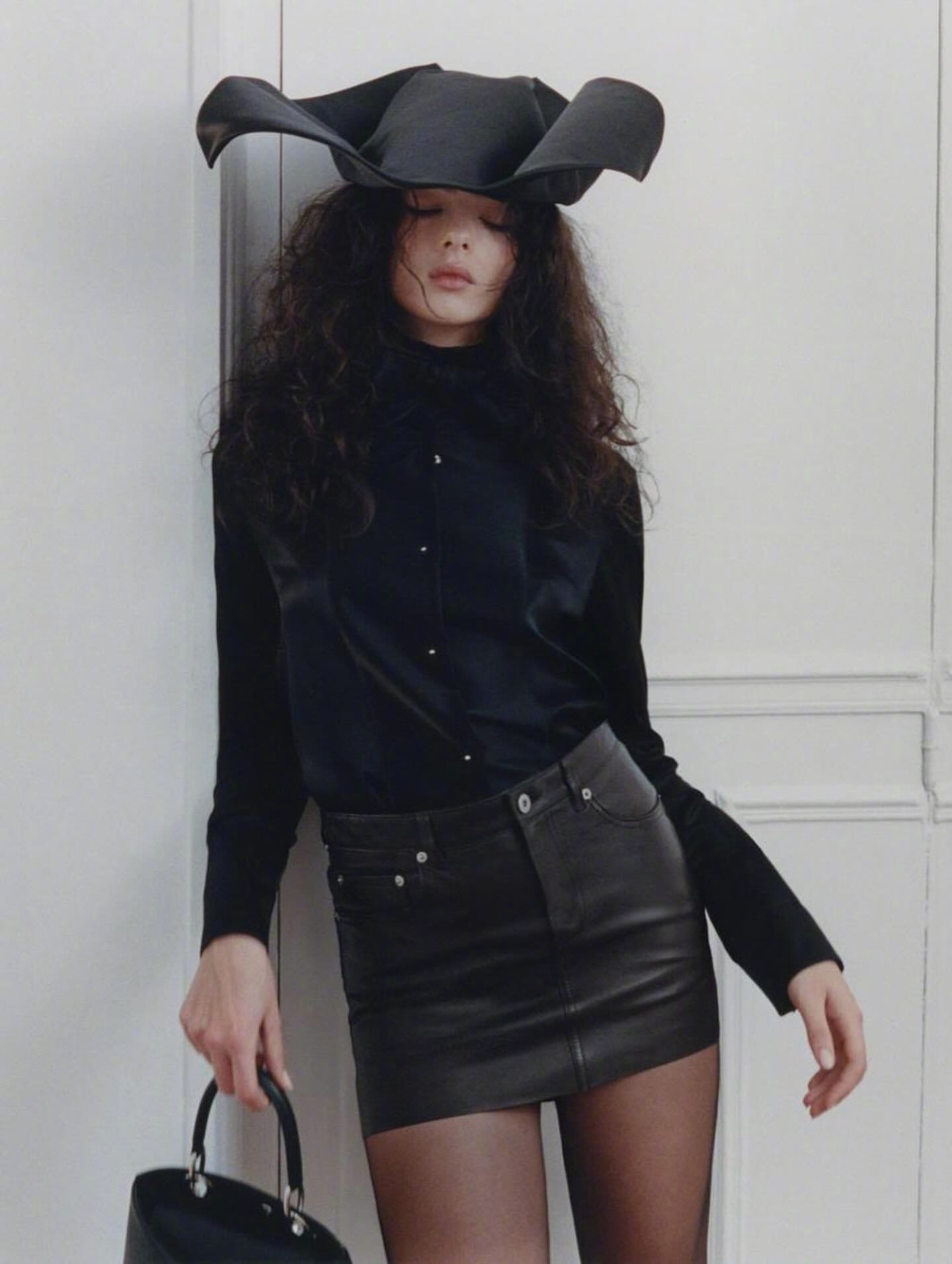 戴娃Deva Cassel 登上Behind The Blinds Magazi