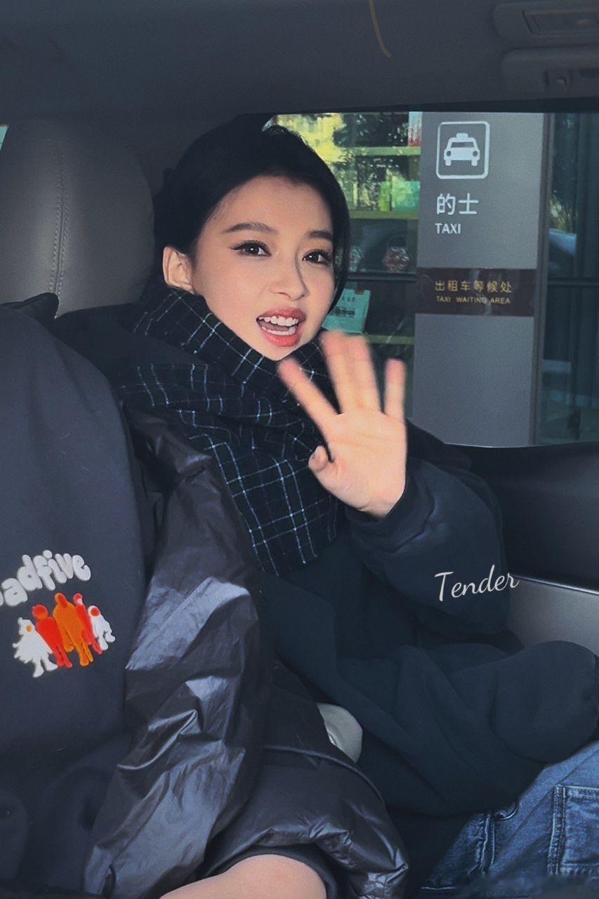 娱乐[超话]  孙怡大侦探上班路透  孙怡大侦探机场出发生图  孙怡出发录制大侦