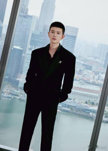 2025微博文化交流之夜·新加坡站，任嘉伦以“中国文艺界代表”身份演讲，在四位嘉