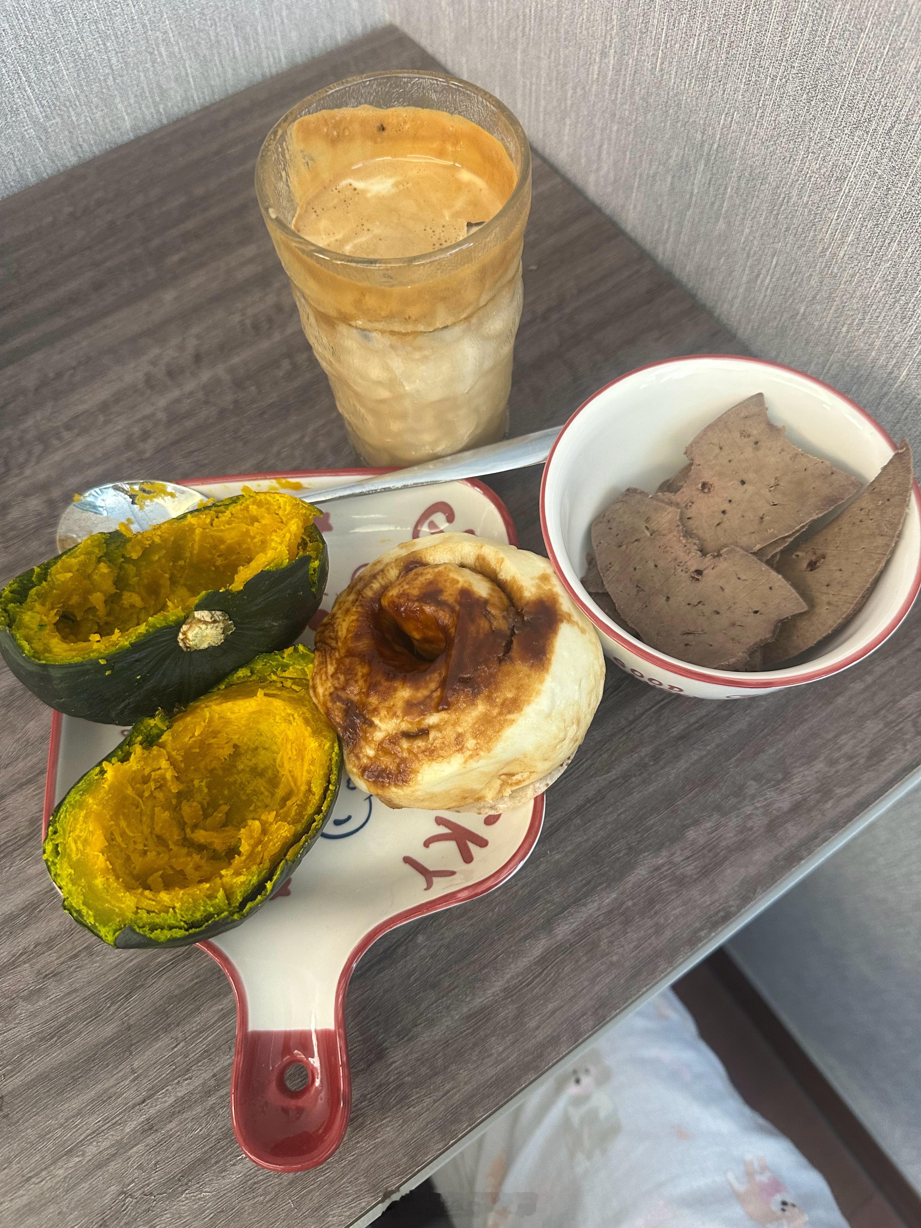 我发现只允许自己吃干的食物就能减肥，随便给自己凑了顿午饭，凑太干了，这顿饭我吃得