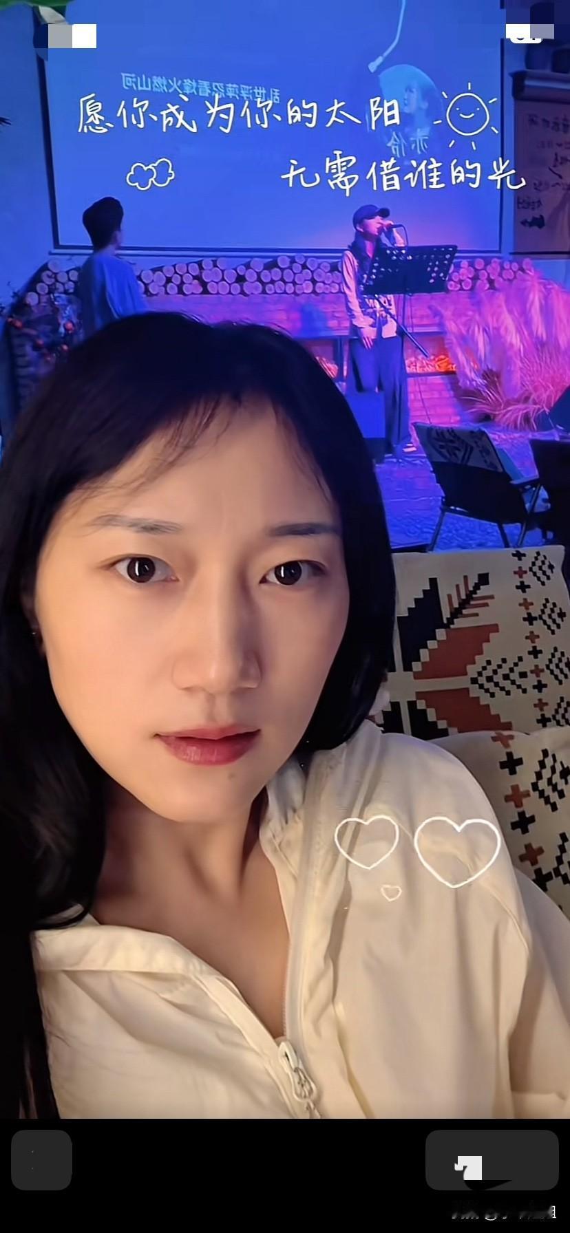 林丽小号发了视频，配这个歌曲，非常符合她现在的心情！
歌曲中唱道，愿你成为自己的