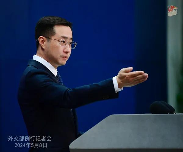 外媒记者今天追问，中方何时公布中国菲律宾之间的通话录音。
彭博社记者：中方官员表