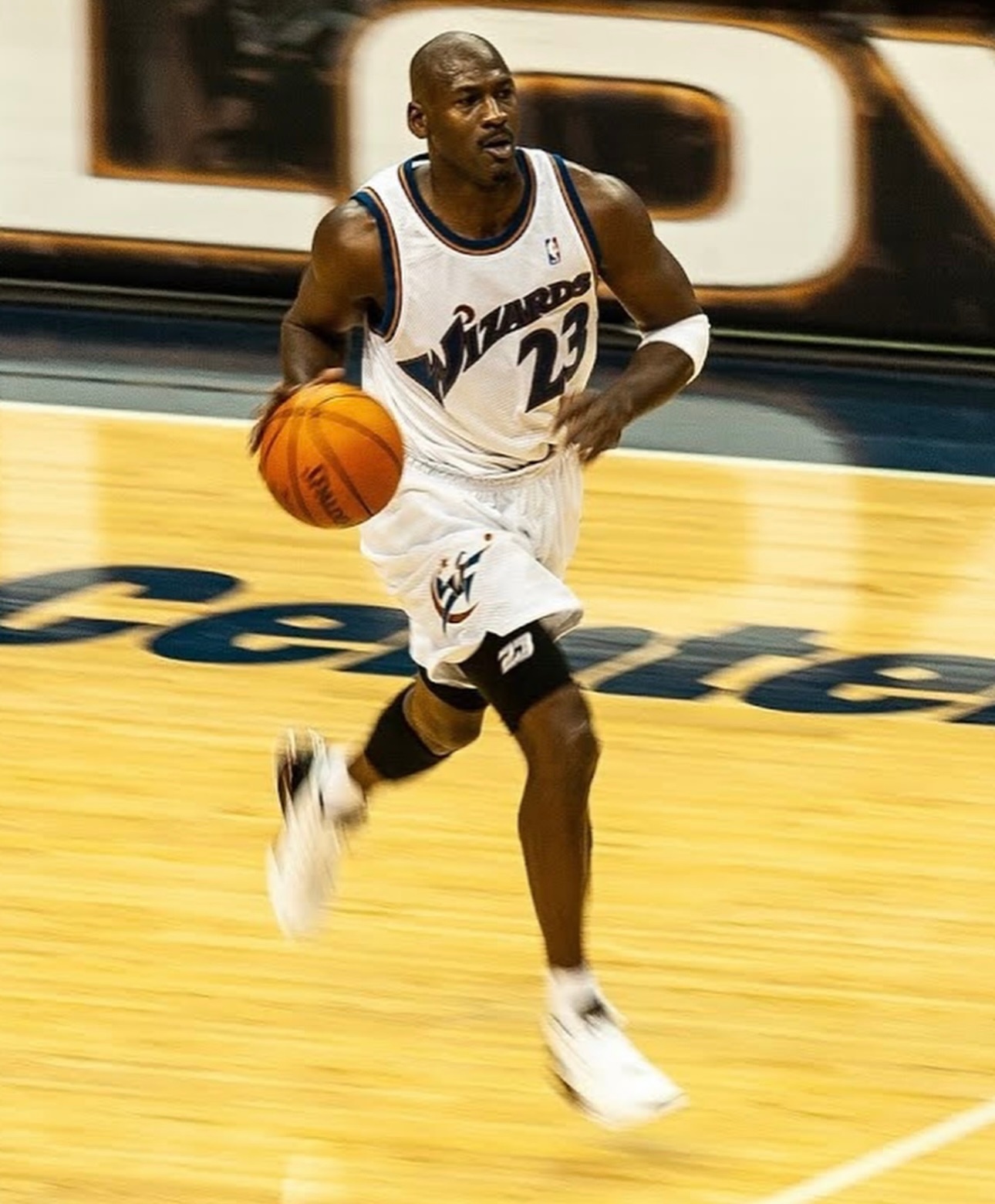 2001年，38岁的乔丹面对质疑，给出了最好的回应！出战38分钟，砍下了51分7