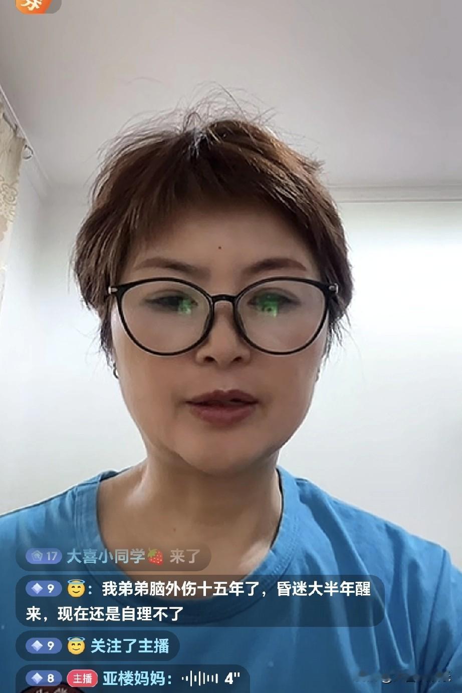 彭亚楼妈妈在直播间发火，和说她的网友直接吵起来了，气的上气不接下气。

起因是有