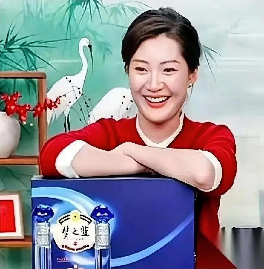 你刷到的主播，可能正在悄悄慌。

楼下生鲜直播间的小夏，昨天蹲在走廊哭——这个月