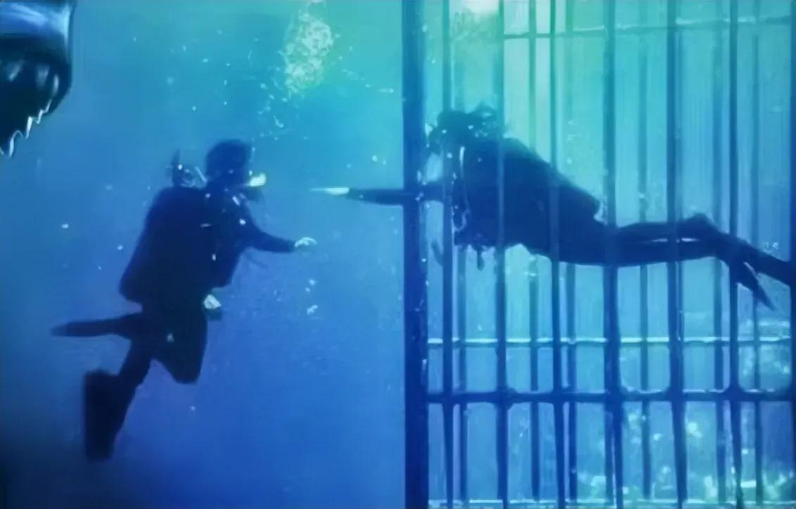 剧情分析，首先，何非闯入警局并不是为了寻找妻子，而是为了让妻子的失踪案件得以顺利