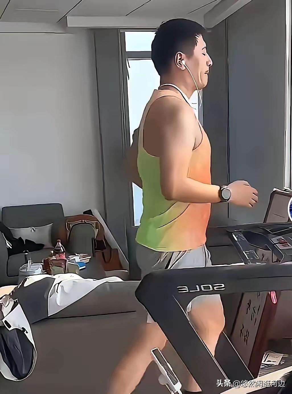 张雪峰办公室健身房的内景曝光。下图有一张他在跑步机上跑步的照片。看起来房间不大，