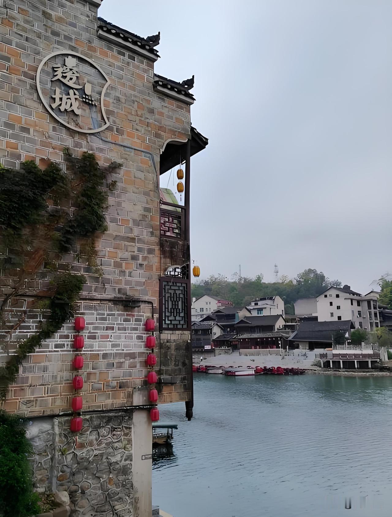 高中时候看《边城》竟然没有看出来爱情的遗憾，只看出了湘西那美丽的山水，和淳朴的民