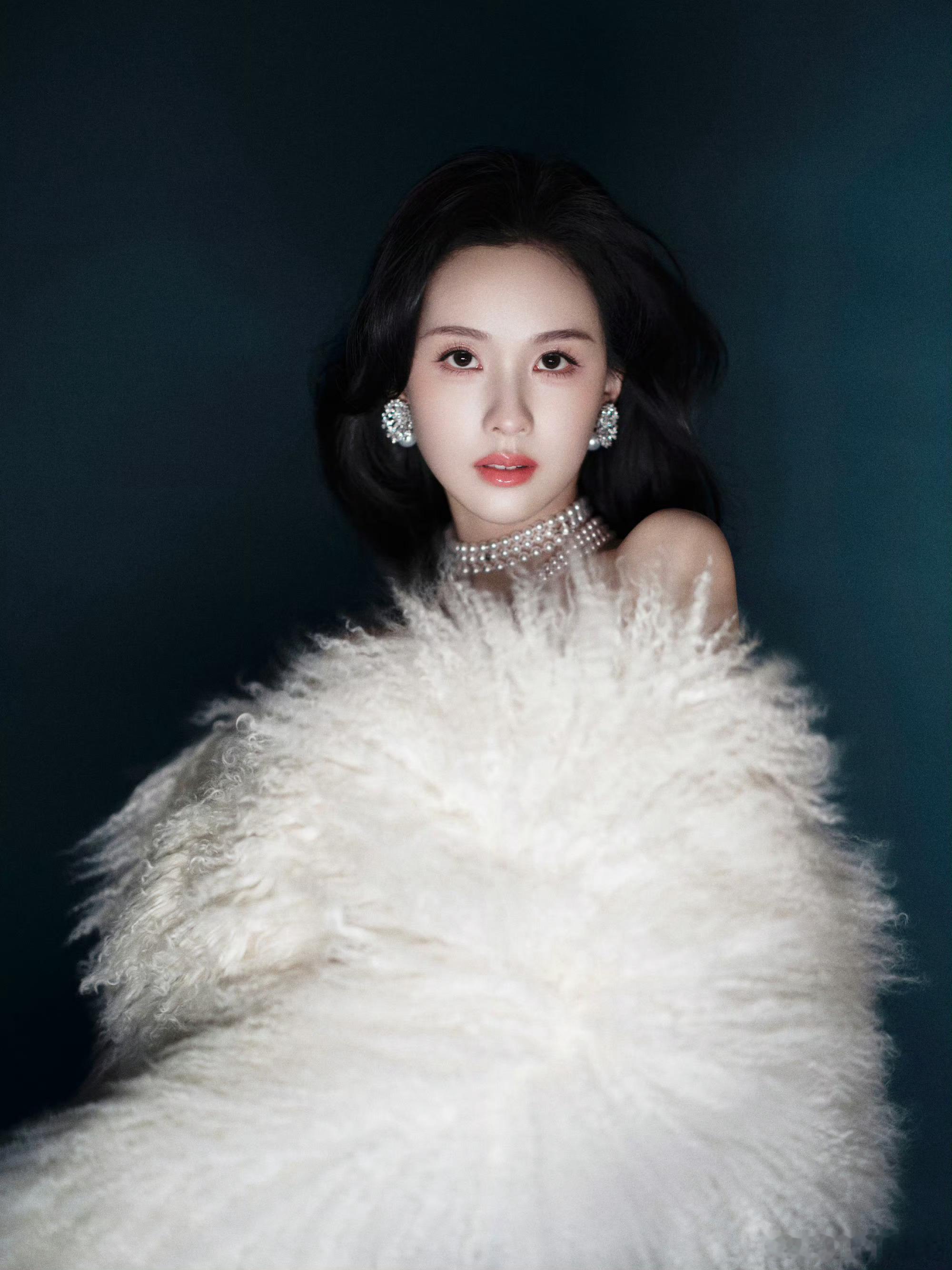 陈都灵办公室海妖风  陈都灵黑天使白天鹅造型 陈都灵穿黑色镂空裙真的超飒，又美又