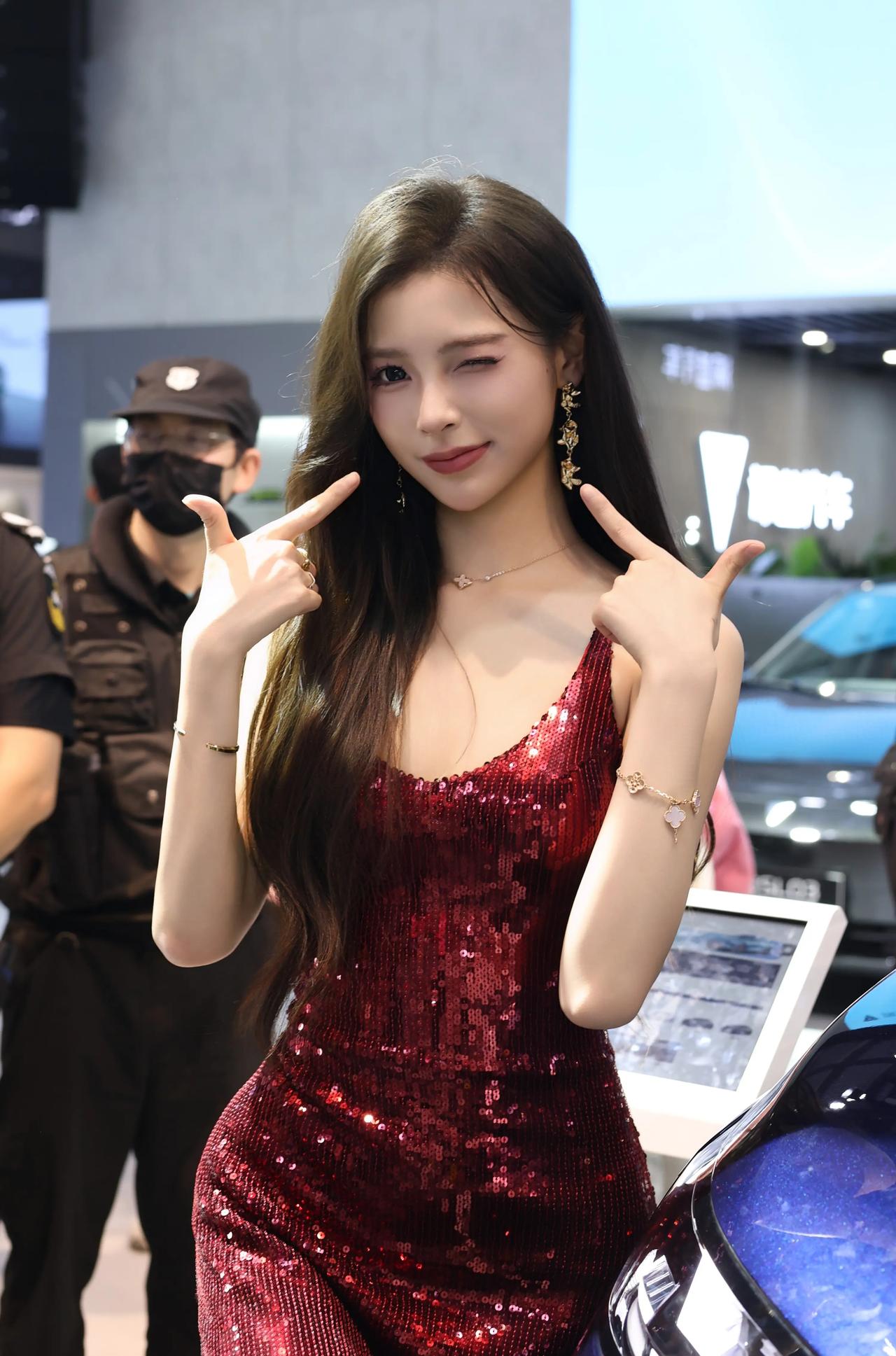 美女模特小梨花可太吸睛啦！她是江苏的网红模特，在网上有不少精彩的生活记录。比如她