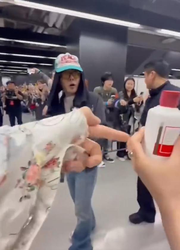 中国粉丝给权志龙送茅台：“茅台！茅台！give you！”权志龙看了一眼，捂脸笑