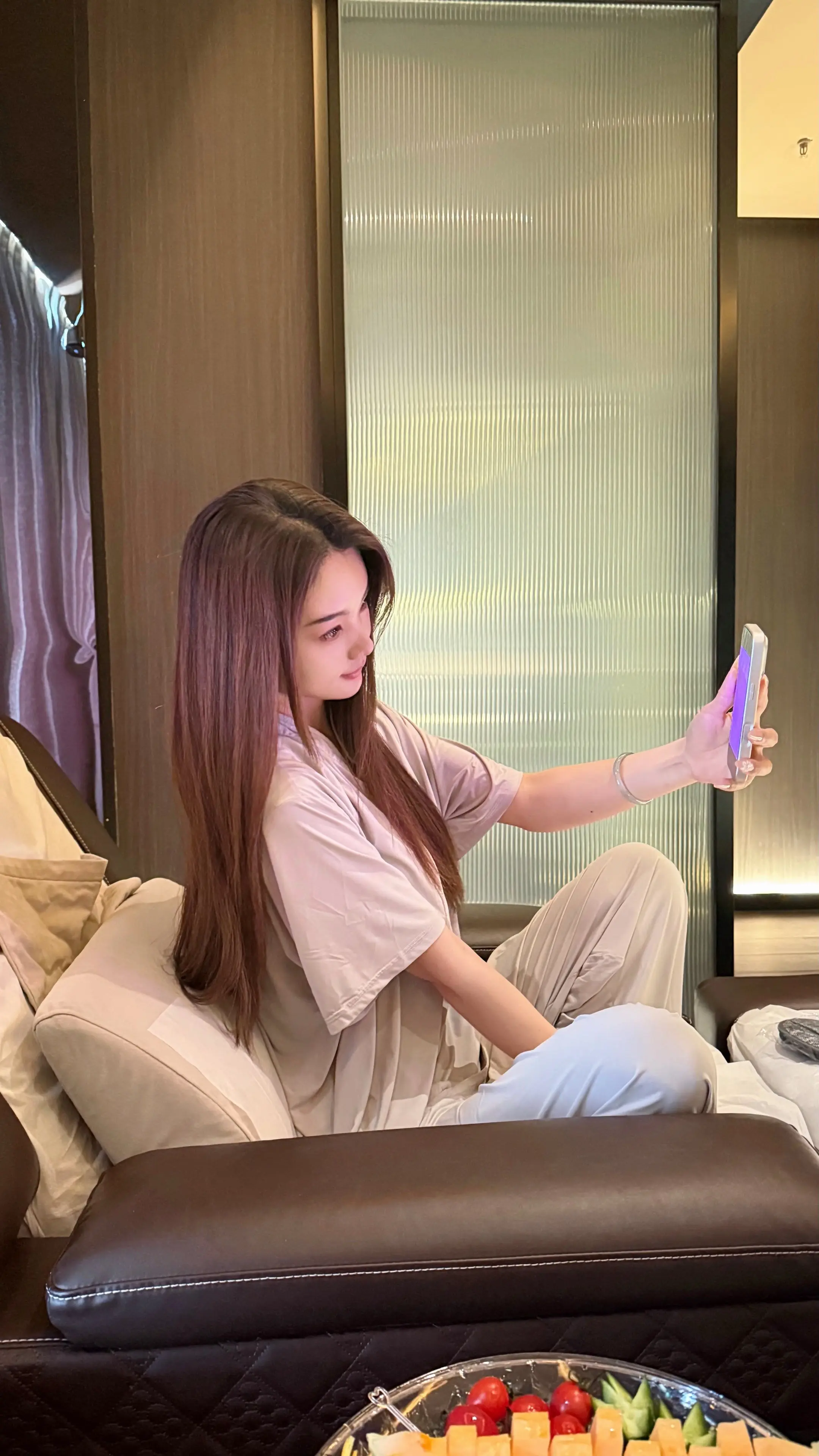 以前累了只会偷偷流眼泪 现在累了洗脚按摩