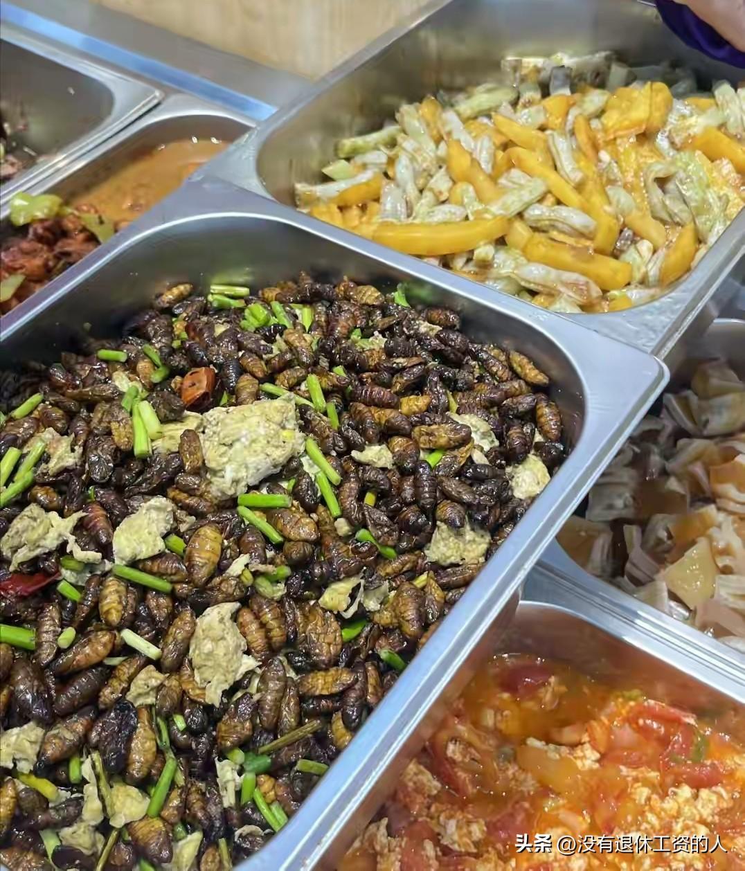 我们小区开了一家快餐店，生意火爆，但刚刚干了两个月就关门的。为啥？老板说越干亏的