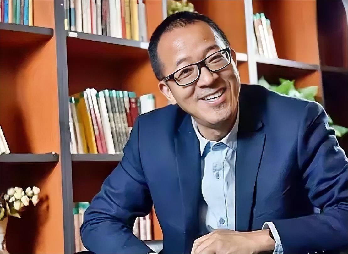 1998年，俞敏洪遭遇入室抢劫，被抢走220万，临走时想要把俞敏洪勒死，而为首的