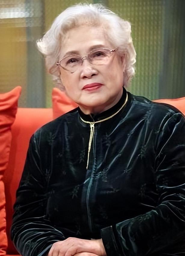 2018年，鲁豫采访96岁的秦怡，问她：“如果人生重来一次，遇到金焰，你还会选择