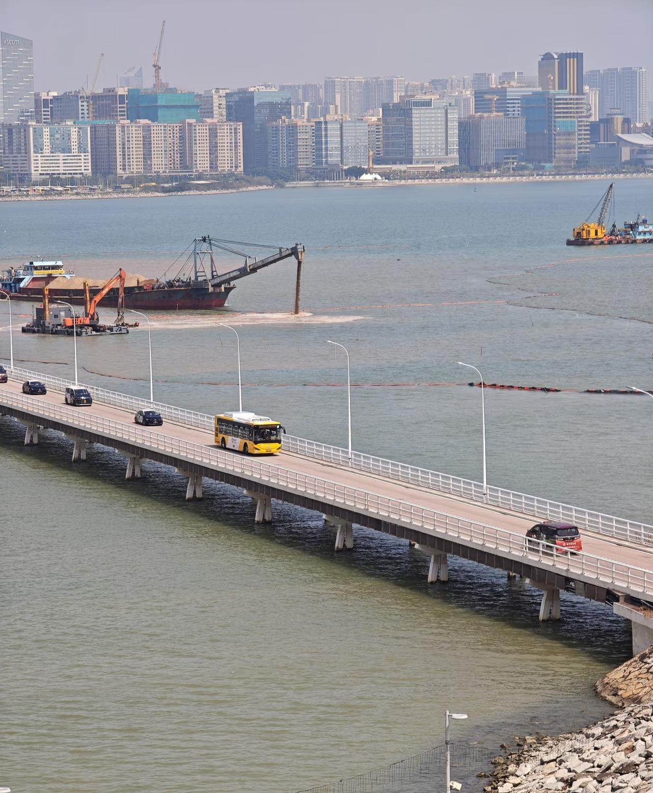 澳门又在填海吗？？
嘉乐庇总督大桥附近海面，又在围起来，灌沙子，是要干嘛呢填海