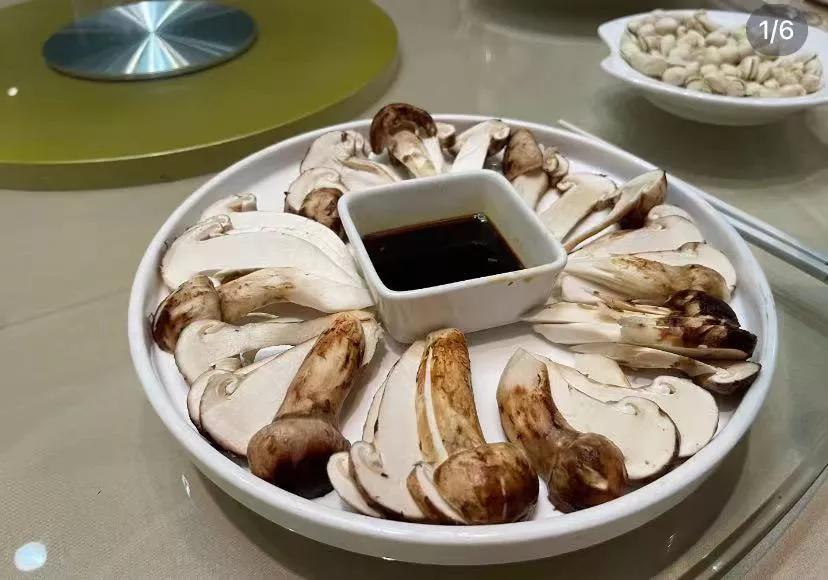 松茸这个东西我没太吃明白
搞了3公斤松茸炒饭煲汤刺身炒肉片，感觉没太吃明
白，这